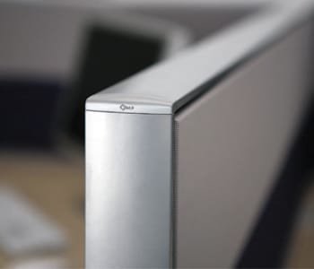 With built-in outlets inside the 60mm thick panels, its exterior is neat and tidy.