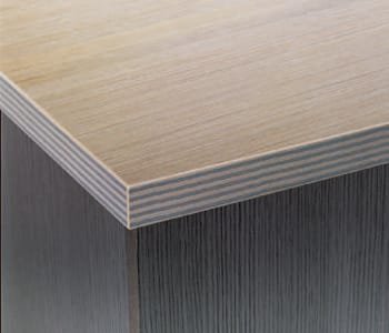 The multi edge on the work surface creates a simple and cheerful mood.