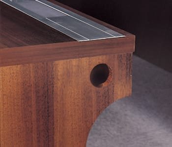The outlet duct on the side sheet organizes lines between tables.
