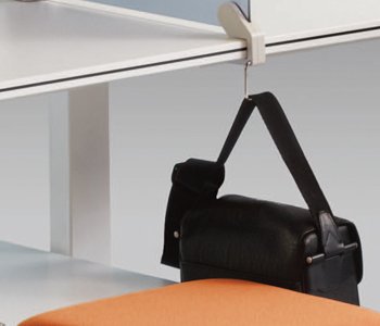 With an easily detachable side screen, users can divide spaces freely. A bag stand improves user convenience.