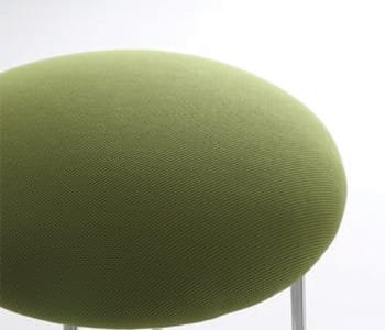 The convex round seat that features a simple design and allows sitting in all directions minimizes the pressure applied to the femoral.