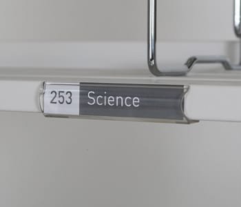 Users can attach a signboard on the side of the shelf and classify and find books more conveniently.