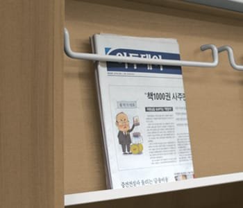 Newspaper holder typed magazine shelf uses wires for convenient holding of newspapers.